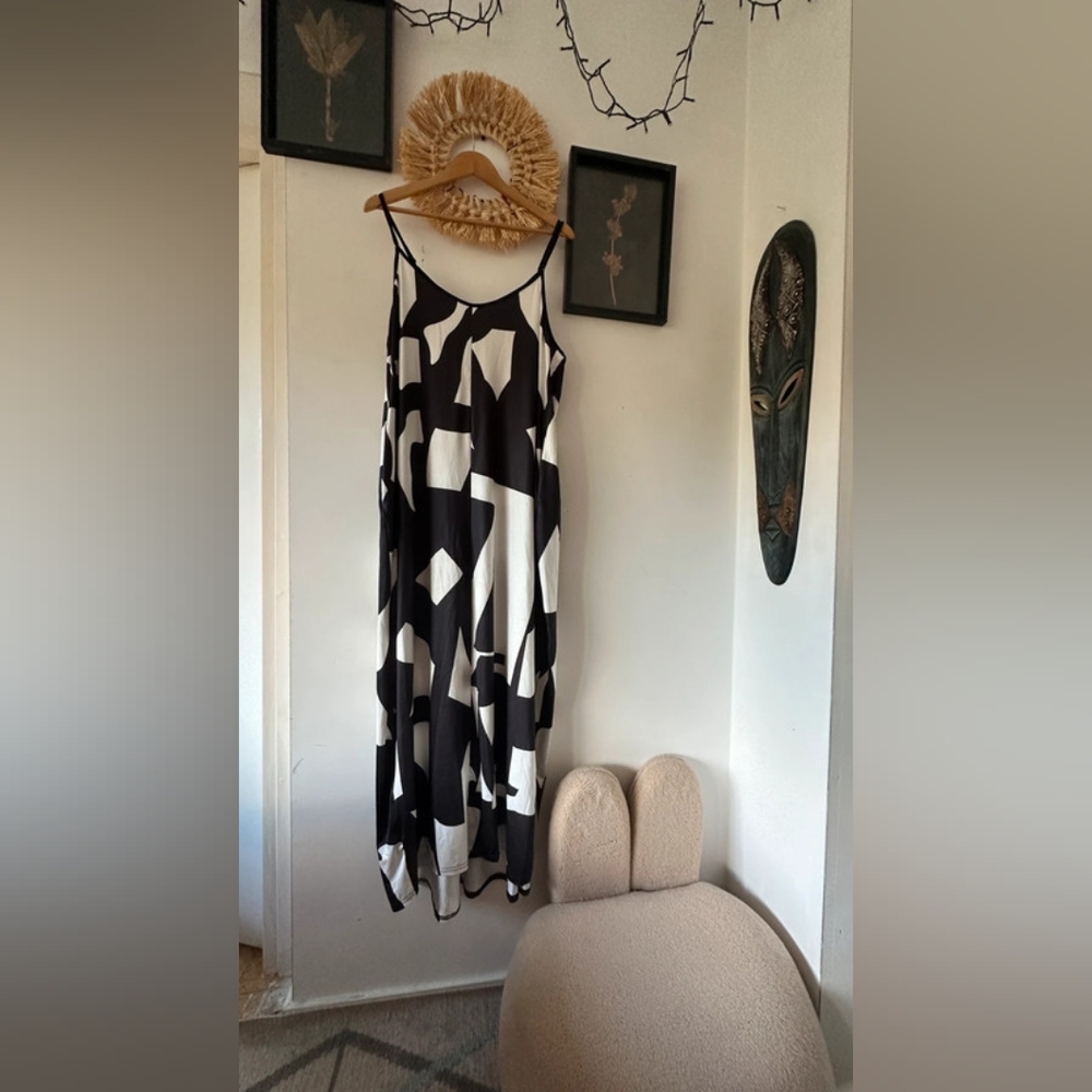 Elegant Black and White Geometric Dress